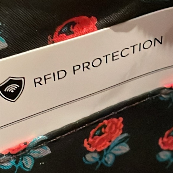 New! Vera Bradley Wristlet RFID Tech Full Size Wallet Wristlet - Picture 7 of 11